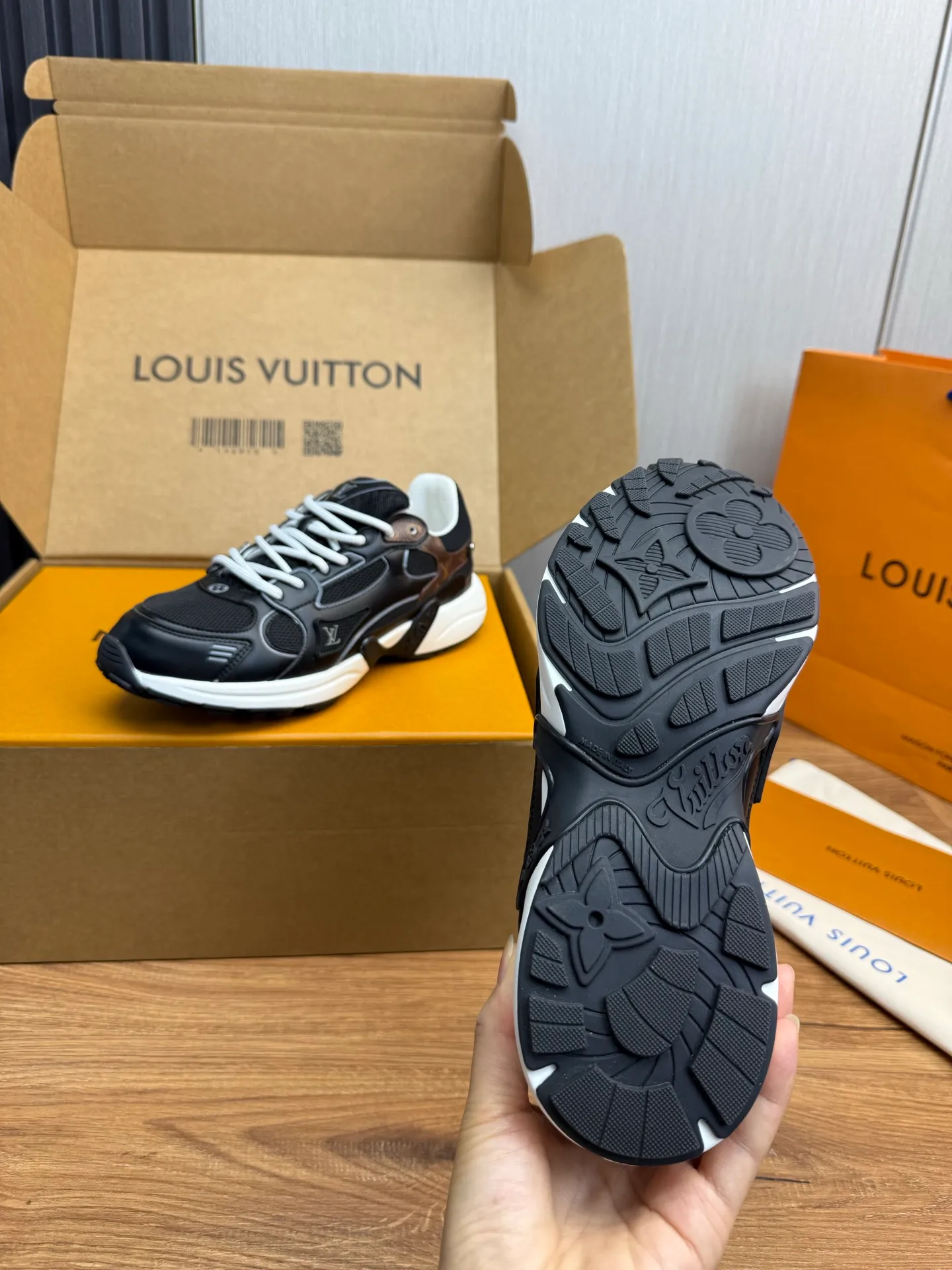 Men's shoes 💰600💰 🌈LV | Louis Vuitton 2025𝐬𝐬 🧡💚2025 spring and summer new style top version‼ ️The original version is the same. The counter specializes in the latest casual shoes. Hard goods are new🆕 🔥🔥🔥Top version: Couple model LV Louis Vuitton L House Donkey brand The latest Olympia series Couple model Silver Horn King Casual sneakers Running shoes This LV Olympia sneaker combines mesh fabric and metallic synthetic leather and other technical fabrics to reinterpret the classic running shoe design with a neat and simple design. Lightweight EVA outsole provides a stretchy fit. Rich details such as Monogram embossing and LV letters establish recognition. Exquisite packaging at the delivery counter 🛍📦 ▪️Fabrics: Original imported technical fabric + mesh ▪️Inner lining: Original customized breathable mesh ▪️Sole: Original molded rubber foam material ▪️Sole thickness: 3.5CM ▪️Size: 35--45 (customized for women 40 and men 45)